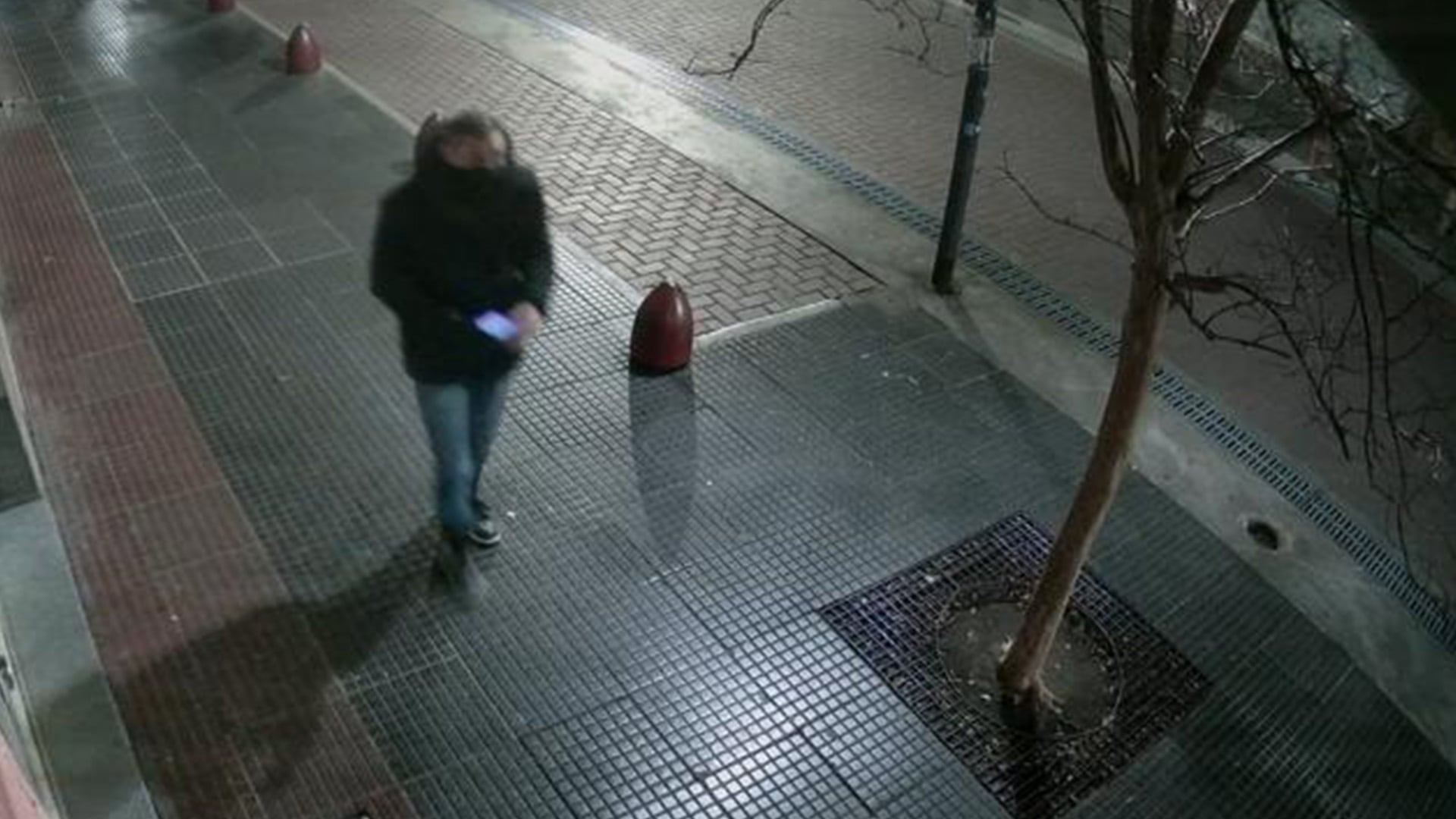Una cámara de seguridad captó a Murúa llegando y yéndose del edificio donde atacó a las víctimas.
