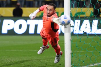 El arquero de Colombia David Ospina rechaza un balón hoy, en un partido de las eliminatorias sudamericanas para el Mundial de Catar entre Brasil y Colombia en el estadio Arena de Sao Paulo (Brasil). EFE/Sebastiao Moreira