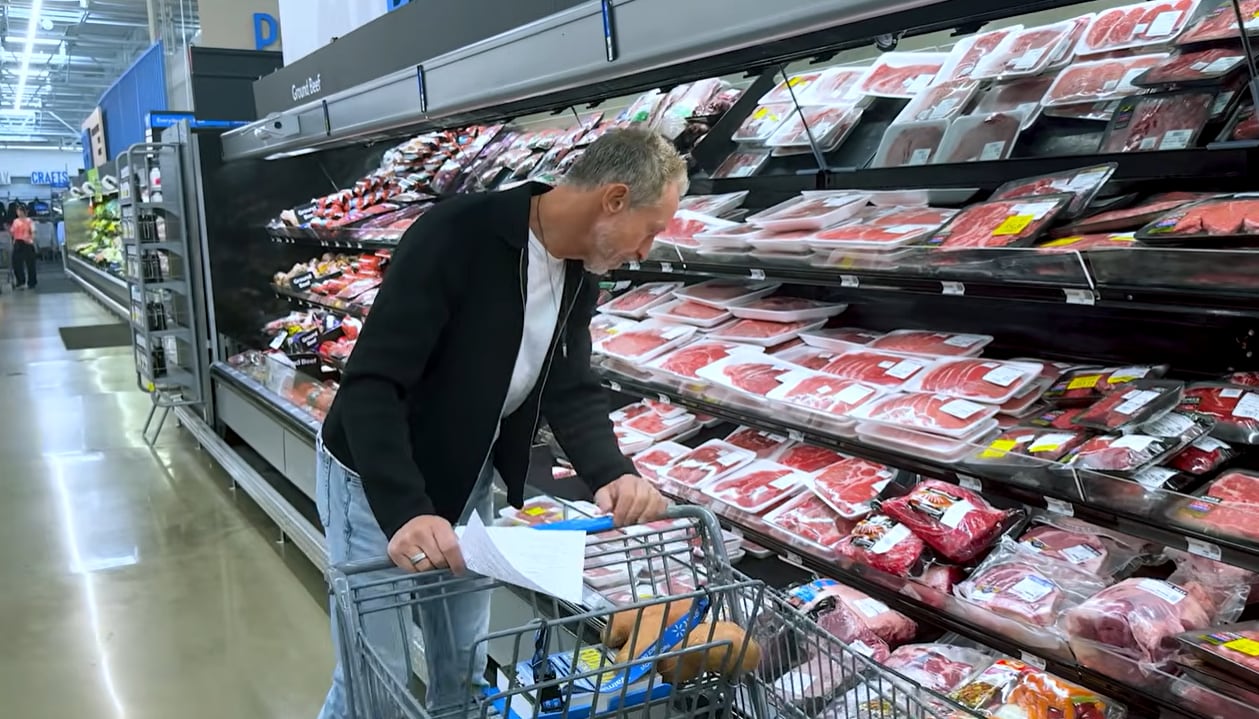 El salmón, las sardinas y la trucha figuran entre los pescados con menor mercurio, mientras que el pez espada y el tiburón presentan niveles más altos (YouTube/@drmarkhyman)