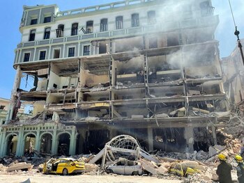 El estruendo se produjo sobre las 10:50 hora local (14:50 GMT) y provocó el derrumbe de parte de la fachada del edificio, afectado también por un incendio que generó una gran columna de humo (REUTERS/Alexandre Meneghini)