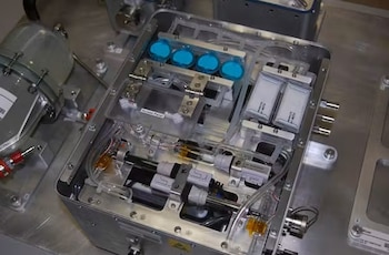 La NASA ha estado explorando la producción de fluidos intravenosos de grado médico a partir del agua potable suministrada por un vehículo de exploración, dado que las fechas de caducidad de los fluidos intravenosos disponibles comercialmente son más cortas que la duración prevista de una misión en la superficie de Marte. (NASA)