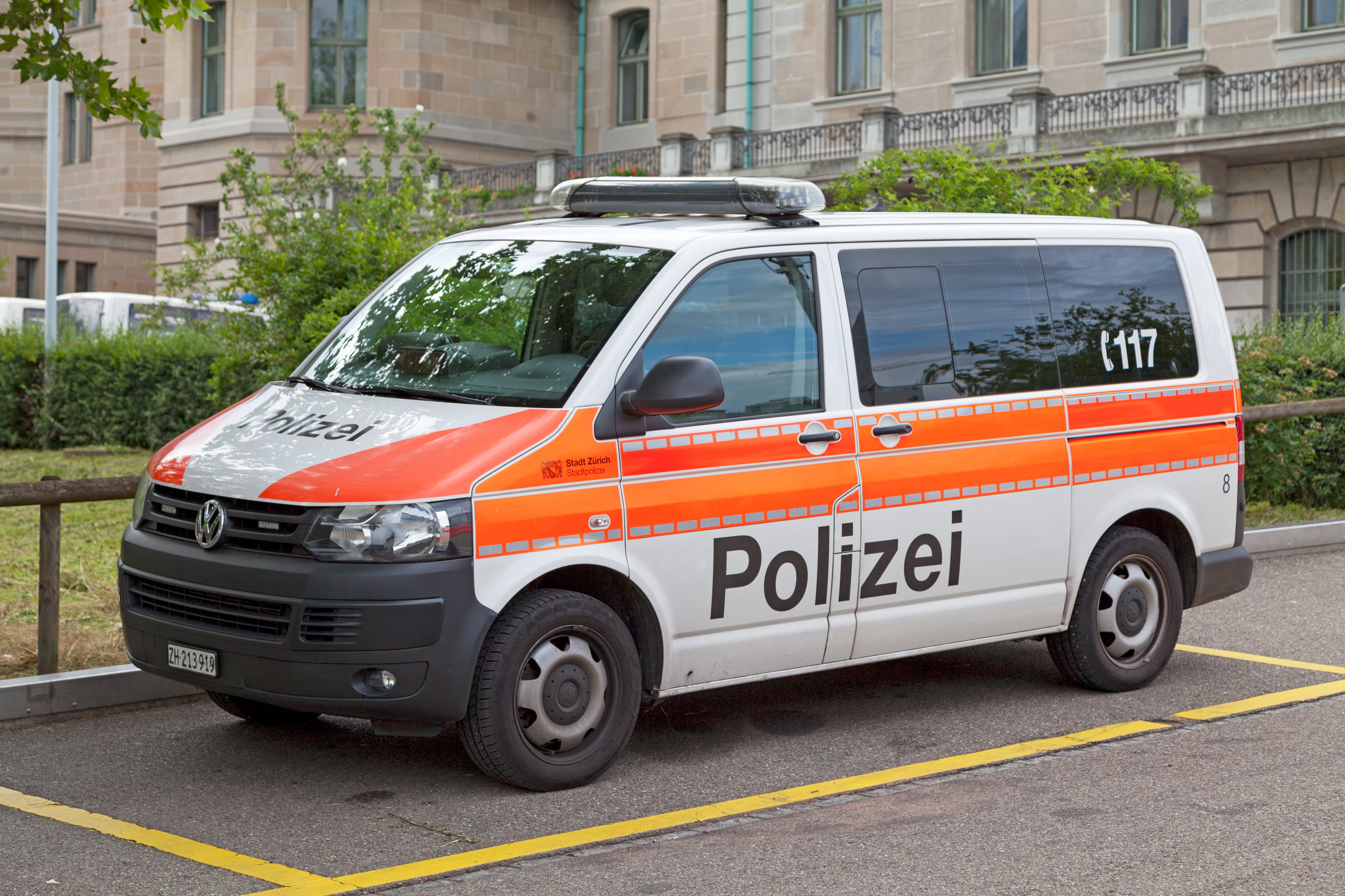 Una furgoneta de la policía suiza (Adobe Stock)