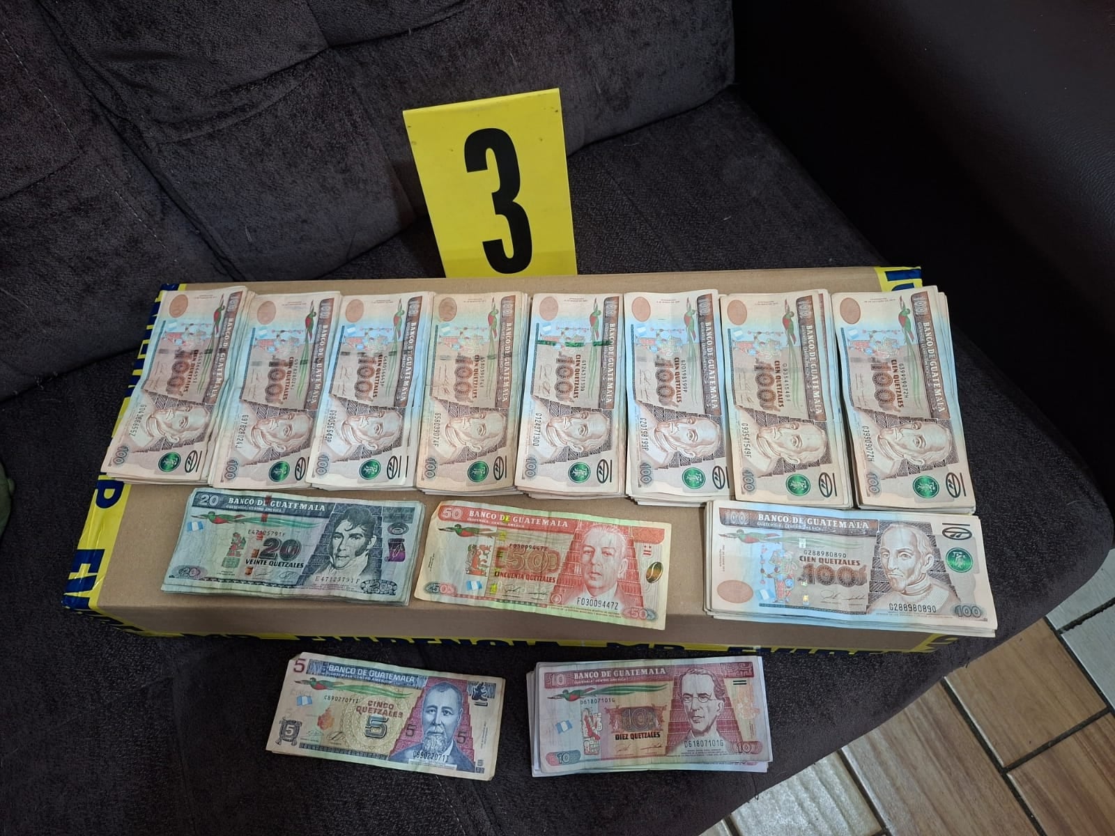 En los allanamientos se decomisaron 21 mil quetzales (USD 2.727). (PNC de Guatemala)