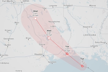 Mapa geográfico con un cono rojo de trayectoria que señala la evolución del viento y ciudades de Texas y Luisiana
