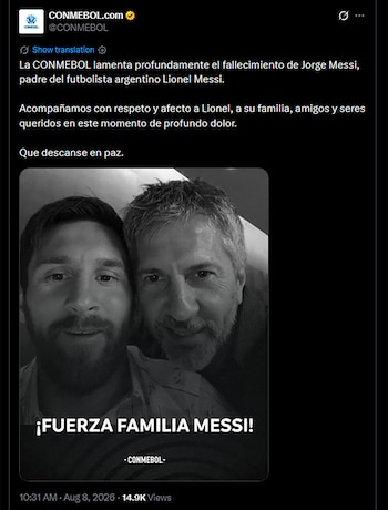 Captura de pantalla de un tuit de CONMEBOL con texto sobre un fallecimiento y una foto en blanco y negro de Lionel Messi y Jorge Messi