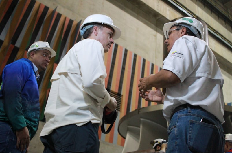 Expertos de Estados Unidos dialogan con personal de la Represa Guri en Venezuela durante una inspección para definir la modernización de la principal hidroeléctrica del país.