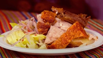 Se consolida como un ícono de la gastronomía peruana por su técnica tradicional. Andina