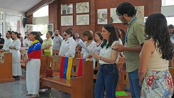 De la oración a la acción: El compromiso humanitario los jesuitas en El Salvador con las familias de Venezuela