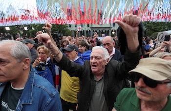 Los manifestantes se manifiestan para protestar contra un proyecto de ley sobre "agentes extranjeros", después de que el parlamento de Georgia votara para anular un veto presidencial del proyecto de ley, en Tbilisi, Georgia, el 28 de mayo de 2024. REUTERS/Irakli Gedenidze