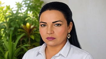 Ilustración de mujer con cabello oscuro largo, blusa blanca, labios fucsia, pendiente ovalado dorado. Fondo verde borroso a la izquierda, pared clara a la derecha.