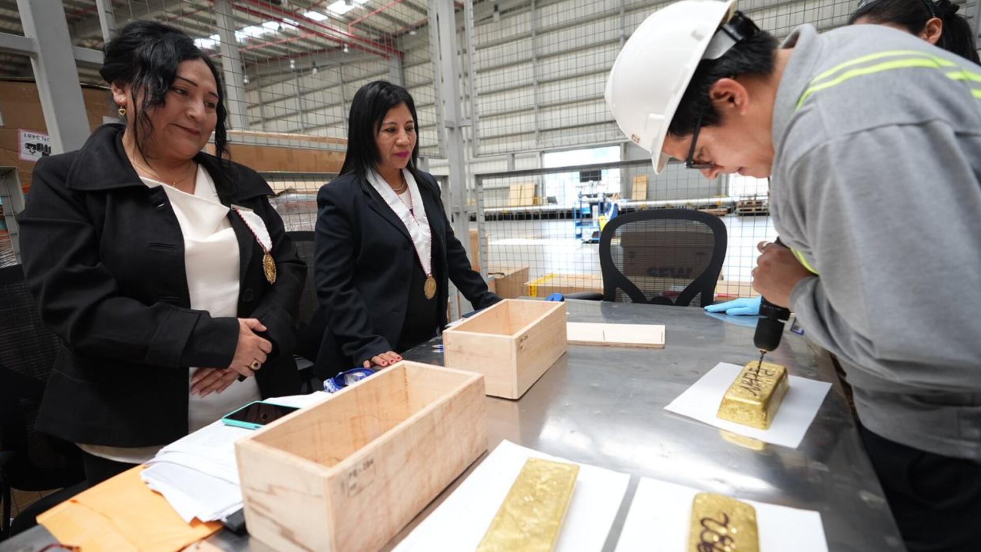Perú incauta tres lingotes de oro valorizados en más de 11 millones de soles que iban a ser enviados a India e Italia| Fiscalía