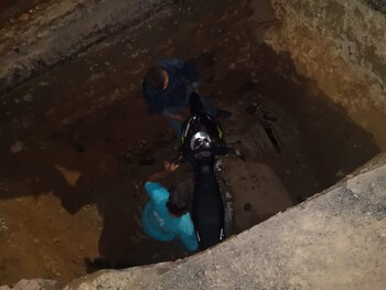 Esta es una de las motocicletas que sufrió un accidente al no percatarse del hueco - crédito captura de pantalla El Nuevo Día