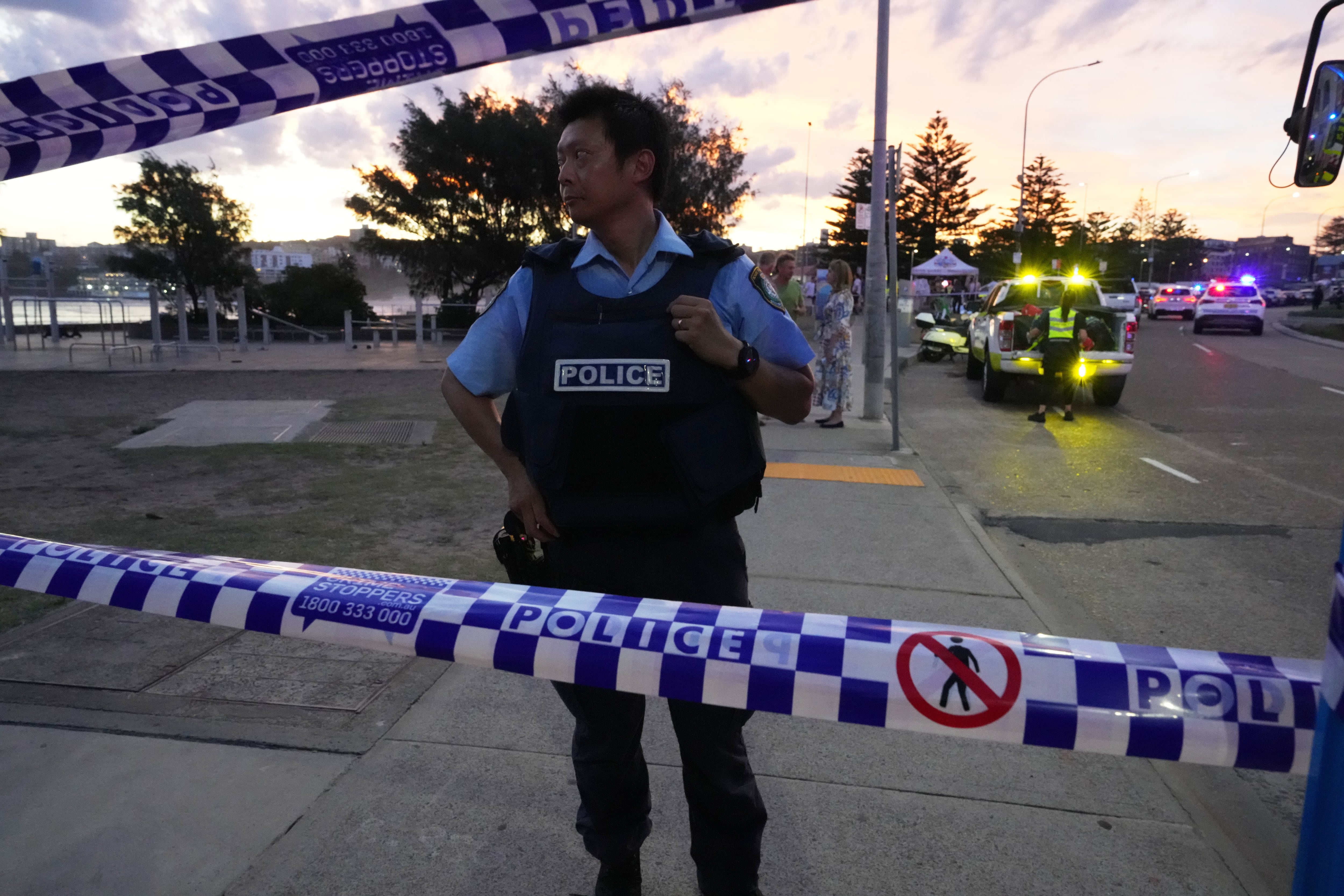 La policía cerca de Bondi Beach en Sydney, el 14 de diciembre del 2025 (AP foto/Mark Baker)