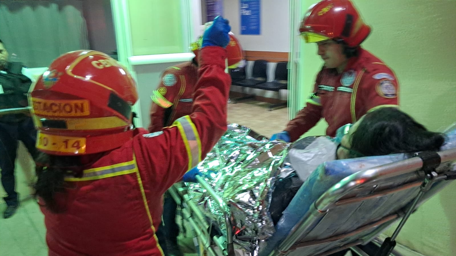Un menor con discapacidad mental atacó con cuchillo a cuatro familiares en la colonia Monte María, zona 12, de Ciudad de Guatemala, durante la madrugada del domingo. (Foto cortesía Bomberos Voluntarios)