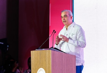 El Gobierno de Luis Abinader impulsó la ley fiscal como respuesta a la crisis internacional, la volatilidad de los mercados globales y el encarecimiento de materias primas. (Imagen Ilustrativa Infobae)