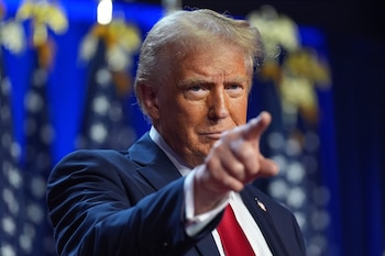 El candidato presidencial republicano y expresidente, Donald Trump, llega a una fiesta de observación de la noche electoral en el Centro de Convenciones de Palm Beach, el miércoles 6 de noviembre de 2024, en West Palm Beach, Florida. (AP Foto/Evan Vucci