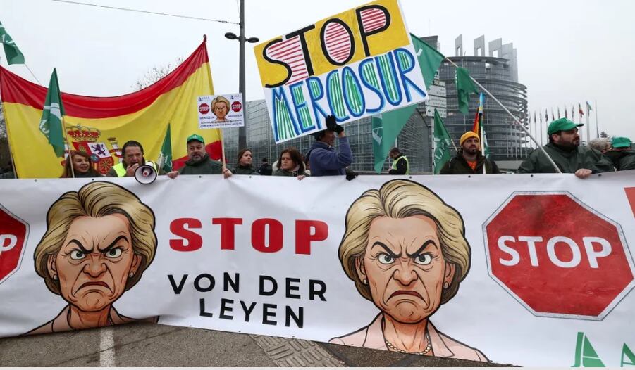 La presión de los agricultores europeos para evitar la puesta en práctica del acuerdo con el Mercosur ha sido enorme, tanto como su rechazo a las políticas de la titular de la Comisión Europea (Reuters)