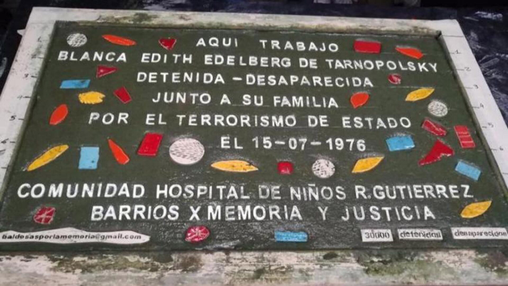 Baldosa colocada por el colectivo Barrios x Memoria y Justicia en el Hospital de Niños Ricardo Gutiérrez en homenaje a Blanca Edelberg de Tarnopolsky, madre de Daniel, Sergio y Betina
