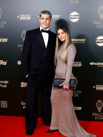 El delantero del Manchester United dijo presente junto a su pareja Eva García. Él llevó un esmoquin negro con una camisa blanca y un moño negro, con un estilo clásico y elegante. Ella, por su lado, lució un vestido largo y brillante en tono champagne, que se ajusta a su figura y tiene una textura reluciente que se destaca bajo la iluminación. Lo acompaña con un bolso de mano negro y zapatos a tono. (REUTERS/Sarah Meyssonnier)