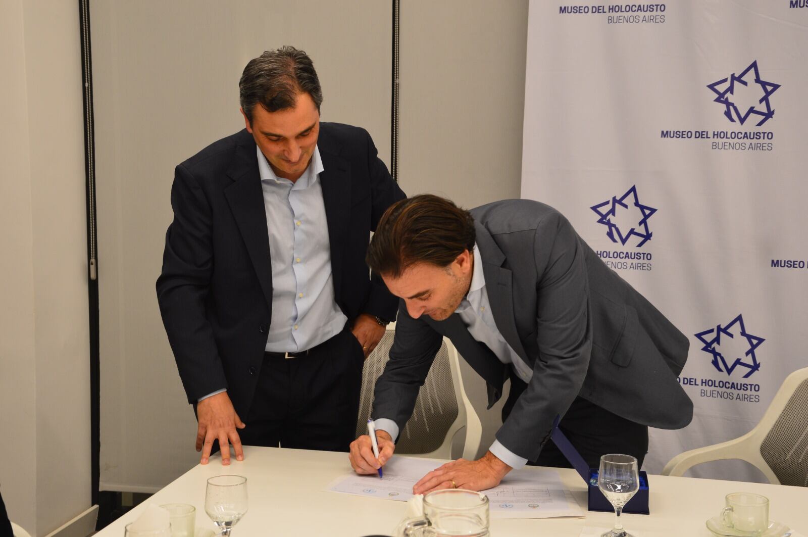 El presidente de la Cámara Federal de Mendoza, Juan Ignacio Pérez Curci, y el titular de la AAJRA, Hernán Najenson, durante la rúbrica del acuerdo para combatir la discriminación, el antisemitismo y los discursos de odio
