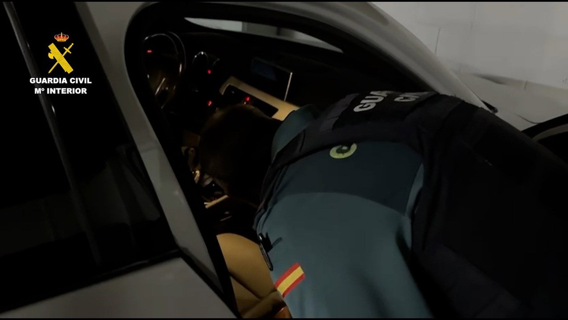 19/09/2026 Detenido en Granada un falso comercial por estafar más de 350.000 euros a personas mayores o con discapacidad..
La Guardia Civil ha detenido en Granada a un hombre de 41 años como presunto autor de un delito continuado de estafa, usurpación del estado civil y falsedad de documento público y privado en el marco de la operación 'Larberik'.
POLITICA
GUARDIA CIVIL