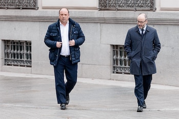 10/03/2025 El socio del empresario Víctor de Aldama Claudio Rivas (i) a su llegada a la Audiencia Nacional por el 'caso hidrocarburos', a 10 de marzo de 2025, en Madrid (España).
POLITICA
Carlos Luján - Europa Press