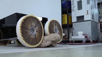 La rueda "morphing" supera obstáculos de hasta 1,3 veces la altura de su radio, ofreciendo una solución innovadora donde las ruedas tradicionales fallan (Captura de video)