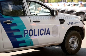 Efectivos policiales trabajaron en el lugar del hecho mientras la investigación avanzaba con testimonios y pericias