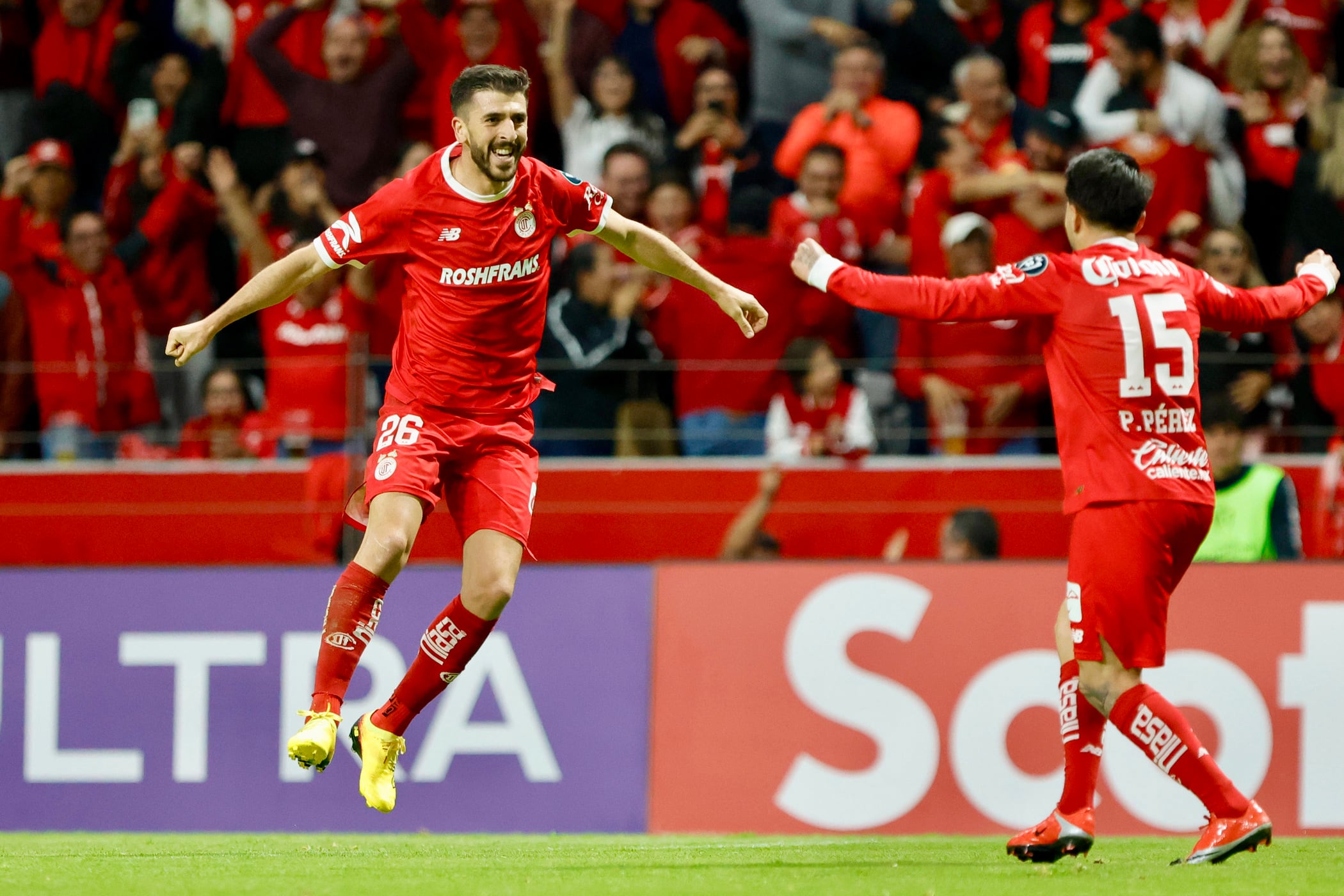 En la semifinal, Helinho, Everardo López y Paulinho fueron los protagonistas de la goleada que propulsó al Toluca a la final. EFE/Felipe Gutiérrez
