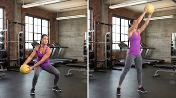 Imagen dividida de mujer en gimnasio realizando ejercicio con balón medicinal: a la izquierda, en cuclillas; a la derecha, sujetando el balón por encima de la cabeza diagonalmente.