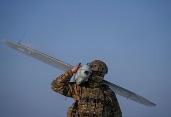 Un soldado de la 14ª Brigada de Asalto Chervona Kalyna de la Guardia Nacional Ucraniana transporta un vehículo aéreo no tripulado de reconocimiento Leleka. (REUTERS/Inna Varenytsia)
