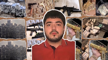 Un hombre, fajos de billetes de dólar, varias pistolas, fusiles de asalto, un fusil con lanzagranadas y paquetes rectangulares envueltos.