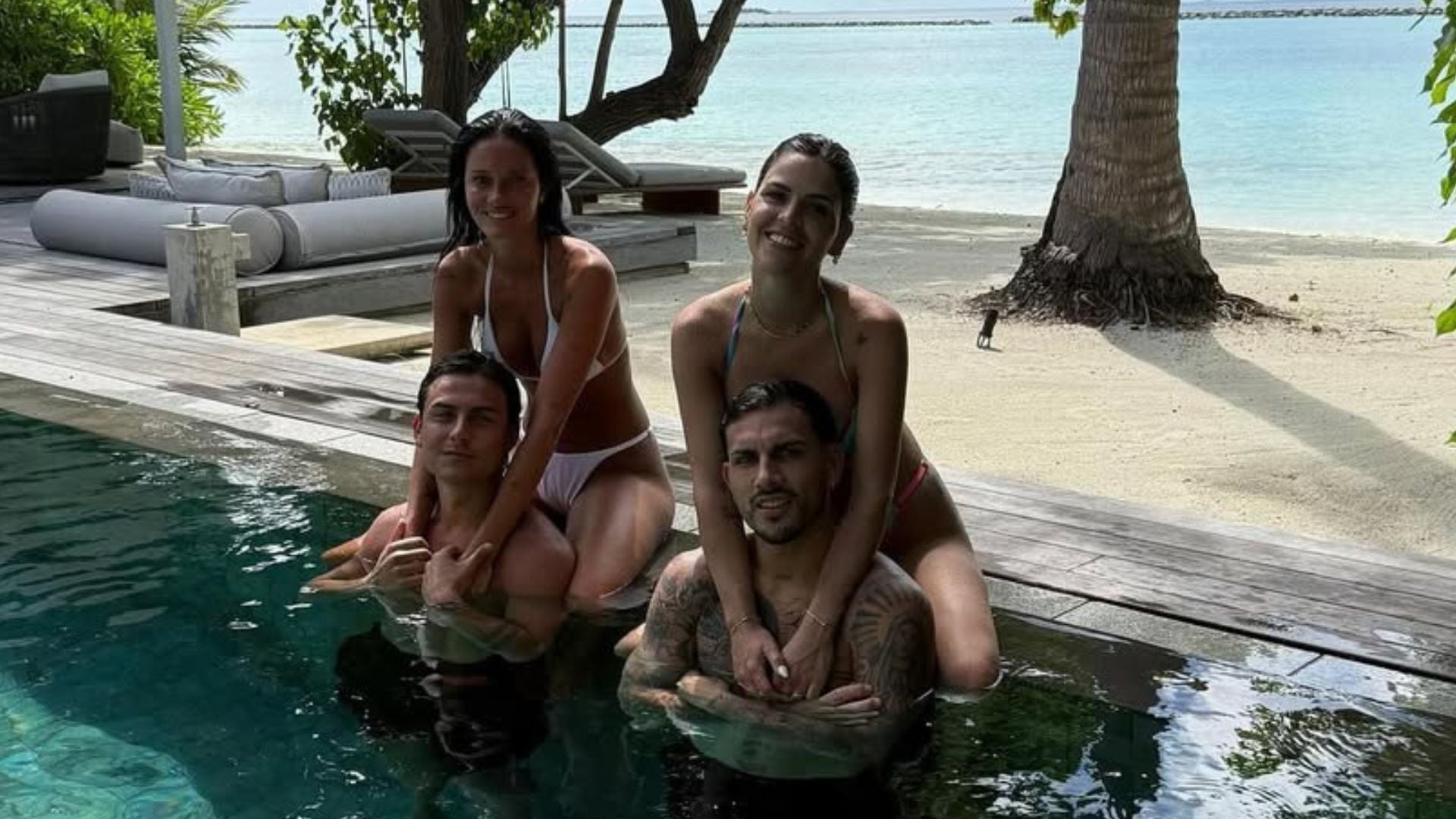 Pauo Dybala y Leandro Paredes junto a sus parejas. Los cuatro son íntimos amigos y disfrutan las vacaciones juntos