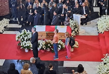 El secretario de Hacienda Édgar Amador Zamora montó guardia en el homenaje de cuerpo presente de Cuauhtémoc Cárdenas en Bellas Artes.
Crédito: X/ @IMER_Noticias