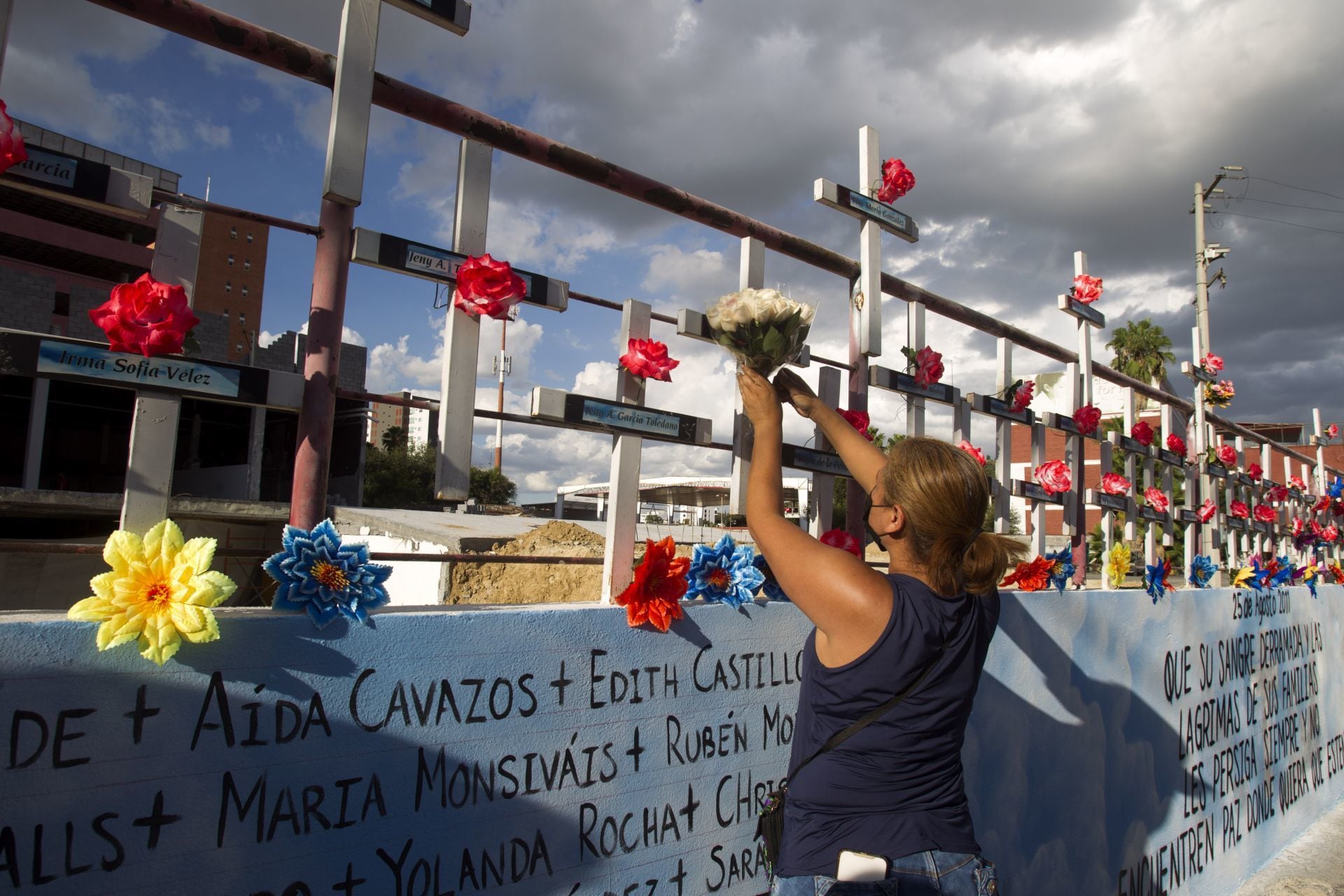 MONTERREY, NUEVO LEÓN, 25AGOSTO2021.- Familiares de víctimas del ataque al Casino Royale, donde murieron 52 personas, se reunieron en conmemoración del décimo aniversario donde colocaron flores y pintaron sus manos en el muro exterior exigiendo justicia para los deudos y sus familias.FOTO: GABRIELA PÉREZ MONTIEL / CUARTOSCURO.COM