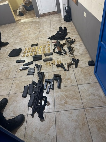 La Policía Nacional Civil rodeó un inmueble con apoyo del Ejército de Guatemala mientras el Ministerio Público gestiona una orden de allanamiento. (Foto cortesía Policía Nacional Civil)