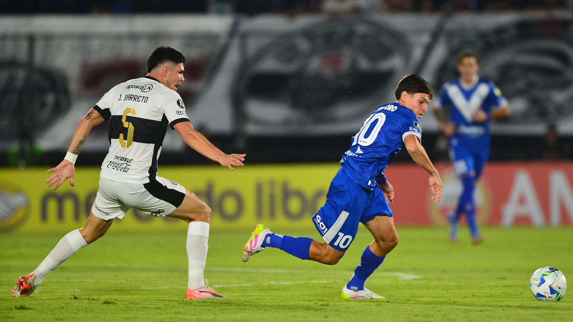 Álvaro Montoro, joven de Vélez Sarsfield, domina el balón durante el encuentro en Asunción frente a Olimpia, por Copa Libertadores (DANIEL DUARTE / AFP)