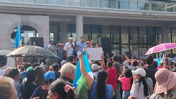 La Asociación de Comerciantes de Mercados Unidos de Guatemala y la Unión Nacional de Transportistas Guatemaltecos realizaron una manifestación por el encarecimiento de los combustibles y rechazaron el subsidio aprobado por el Congreso.