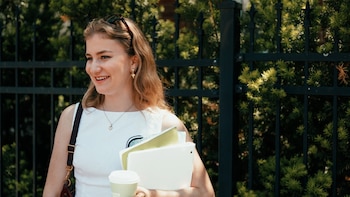 Elisabeth de Bélgica se gradúa en Harvard arropada por los reyes Felipe y Matilde y con un año sabático en mente