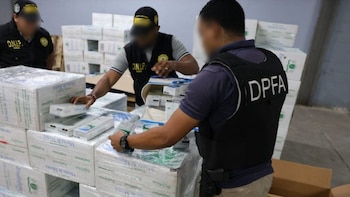 Autoridades inspeccionan millonario cargamento de cigarrillos en la Zona Libre de Colón