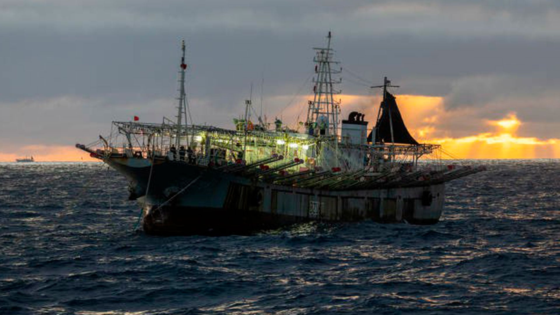 Pesquero chino (Crédito: The Outlaw Ocean)