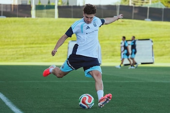 Julián Álvarez sintió una molestia en el tobillo que lo podría marginar de los amistosos (@afaseleccion)