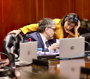César Grau, presidente de la Comisión de Disciplina, y Jimena de la Torre, autora del proyecto que propone multar con el 35% de sus haberes al juez Carlos Hugo Goggi