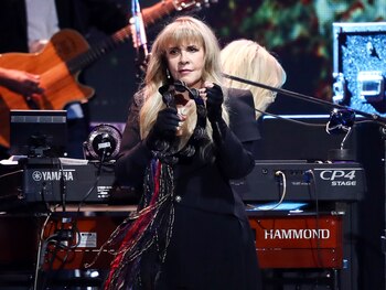 Para Stevie Nicks, la fama es una herramienta para conectar con el público, evitando rivalidades en la industria musical (AP)