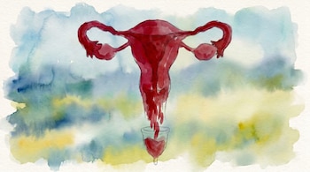 Pintura en acuarela de un útero rojo con sangre fluyendo hacia una copa menstrual transparente, sobre un fondo de pinceladas abstractas azules, verdes y amarillas.