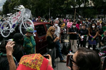 Familiares, amigos, colectivos feministas y