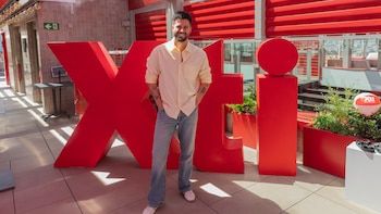 El periodista y creador Javi Hoyos en el evento de presentación de XTI Summer Club. (Daniel González/Infobae)