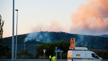 El incendio en Lozoyuela (Madrid) continúa sin control: más de 700 hectáreas afectadas, un pueblo confinado y dos carreteras cortadas