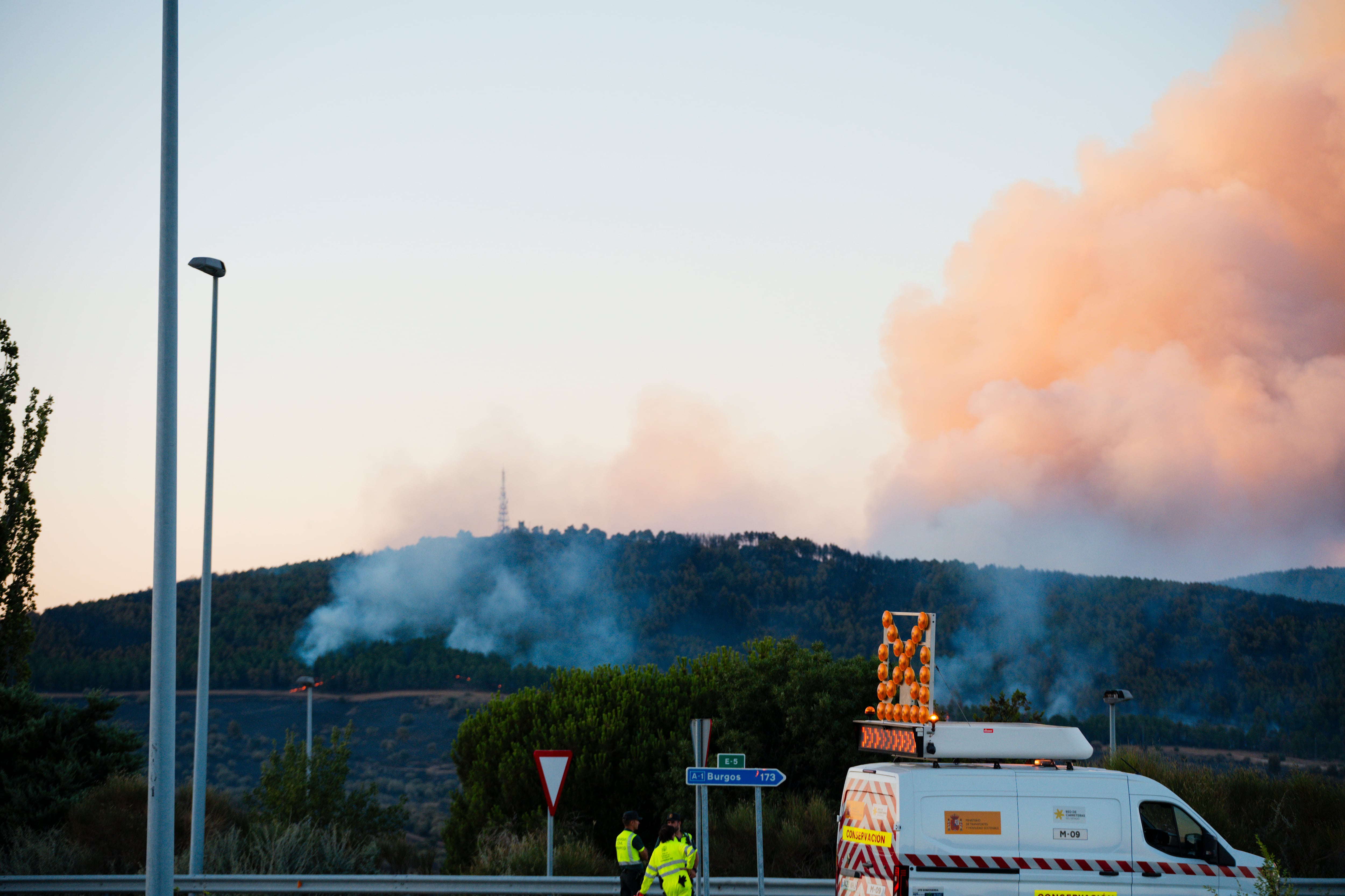El incendio en Lozoyuela (Madrid) continúa sin control: más de 700 hectáreas afectadas, un pueblo confinado y dos carreteras cortadas
