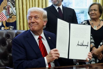 Donald Trump firma órdenes ejecutivas
